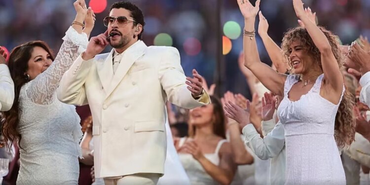 Bad Bunny ‘ngre’ Super Bowl 2026; përballë suksesit të shfaqjes dhe kritikat e ashpra ndaj Trump