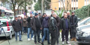 Banorët e Rrjollit protestojnë para SPAK për shembjen e 146 hektarë tokë.
