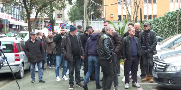 Banorët e Rrjollit protestojnë para SPAK për shembjen e 146 hektarë tokë.