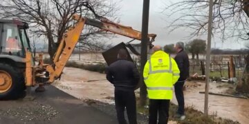 Bardhaj, Shkodër: Reshjet e shiut krijojnë vështirësi, oborret e dhjetëra shtëpive të përmbytura.