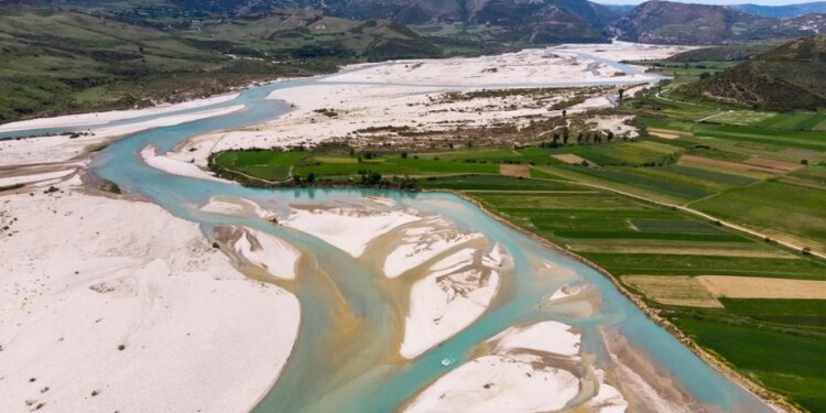Bariu 65-vjeçar në Tepelenë humbet pa gjurmë, dyshohet se është marrë nga rrymat e Vjosës.