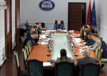 “Bashkë do të vizitojmë burgjet”, Korreshi replikon me Zegjine Çaushin gjatë diskutimit mbi ligjet: Ik, por kam një këshillë për ty…