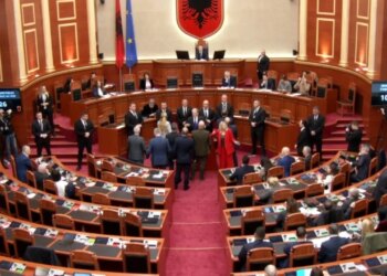 Berisha dhe deputetët e PD pengojnë fjalën në foltore, Peleshi ndërpritet seancën: Do të rikthehemi kur të rregullohet rendi në sallë.