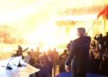 Berisha përfundon fjalimin, fishekzjarrët dhe bombat molotov hidhen drejt Kryeministrisë, policia apelon: Ndaloni.