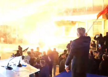 Berisha përfundon fjalimin, fishekzjarrët dhe bombat molotov hidhen drejt Kryeministrisë, policia apelon: Ndaloni.