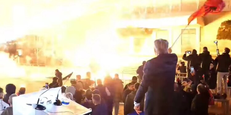 Berisha përfundon fjalimin, fishekzjarrët dhe bombat molotov hidhen drejt Kryeministrisë, policia apelon: Ndaloni.