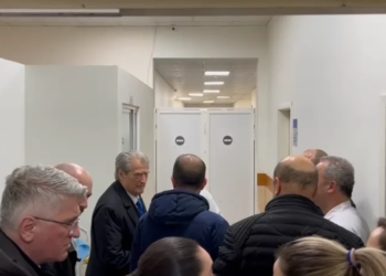 Berisha viziton deputetin Nallbati në spitalin e Traumës: Ka hematoma dhe goditje të shkaktuara nga urdhra politike.