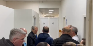 Berisha viziton deputetin Nallbati në spitalin e Traumës: Ka hematoma dhe goditje të shkaktuara nga urdhra politike.