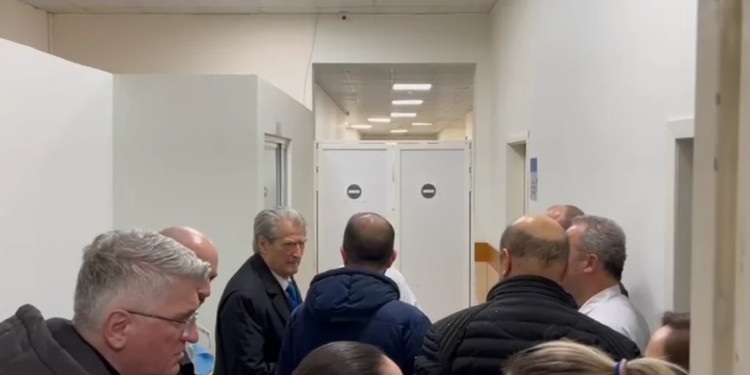 Berisha viziton deputetin Nallbati në spitalin e Traumës: Ka hematoma dhe goditje të shkaktuara nga urdhra politike.