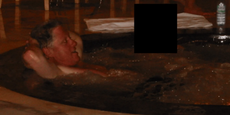 Bill Clinton paraqitet sot si dëshmitar në rastin Epstein, përballje politike në Shtetet e Bashkuara.