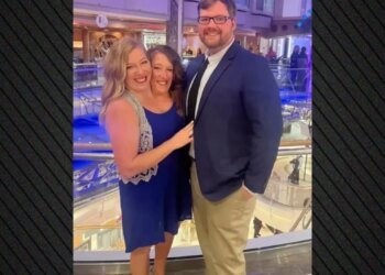 Binjakët e bashkuar Abby dhe Brittany Hensel pozitojnë me një foshnjë, ndezin kuriozitet mbi aspektet e jetës së tyre private.