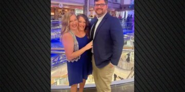 Binjakët e bashkuar Abby dhe Brittany Hensel pozitojnë me një foshnjë, ndezin kuriozitet mbi aspektet e jetës së tyre private.