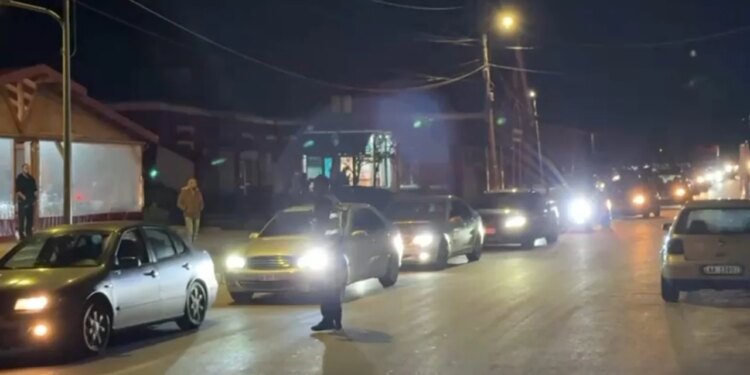 Bllokimi i aksit Librazhd-Përrenjas: ARRSH apelon për kujdes ndaj drejtuesve të autoveturave dhe mjeteve të tonazhit të rëndë në këto rrugë.