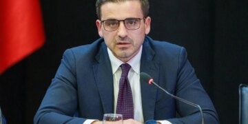 Bllokimi i rrugës Librazhd-Prrenjas, Drejtori i Doganave jep detaje mbi lëvizjen e kamionëve: Për hyrjet nga Maqedonia e Veriut do të…