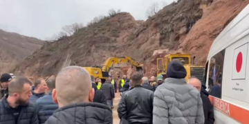 Bllokimi i rrugës Librazhd-Qafë Thanë, pacientët e ambulancës transportohen me barrela mbi masivin e andë.