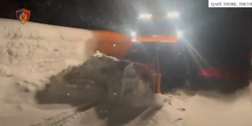 Bllokimi i rrugës nga ortekët e dëborës ndalon qarkullimin e automjeteve në aksin Qafë Thore-Theth.