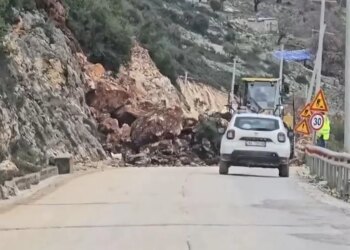 Bllokohet rruga në dalje të tunelit të Llogarasë, autoritetet i këshillojnë qytetarët të jenë të kujdesshëm në zonën e punimeve.