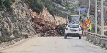 Bllokohet rruga në dalje të tunelit të Llogarasë, autoritetet i këshillojnë qytetarët të jenë të kujdesshëm në zonën e punimeve.