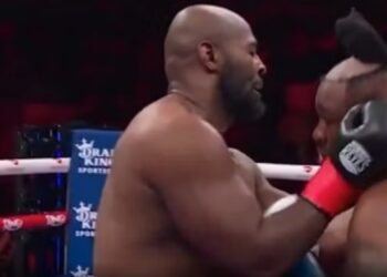 Boks: Miller pëson goditje nga kundërshtari… ‘i fluturon’ parrukja dhe ai e hedh tutje… (VIDEO)