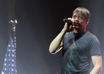 Bota e muzikës mban zi, humbet një jetë pas përballjes me kancerin këngëtari i njohur i grupit amerikan të rockut.