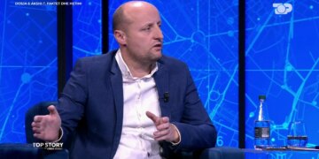 Brenda dosjes së AKSHI-t: Gazetari në “Top Story” zbulon se i akuzuari nga SPAK vazhdon të marrë tendera, ndërsa institucioni po e shpërblen.