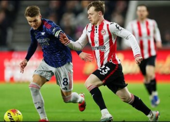 Brentford ndalon Arsenalin në Premier League, Topçinjtë tani me vetëm 4 pikë diferencë nga Manchester City.