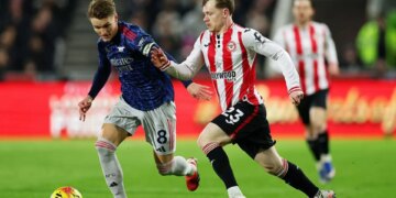 Brentford ndalon Arsenalin në Premier League, Topçinjtë tani me vetëm 4 pikë diferencë nga Manchester City.