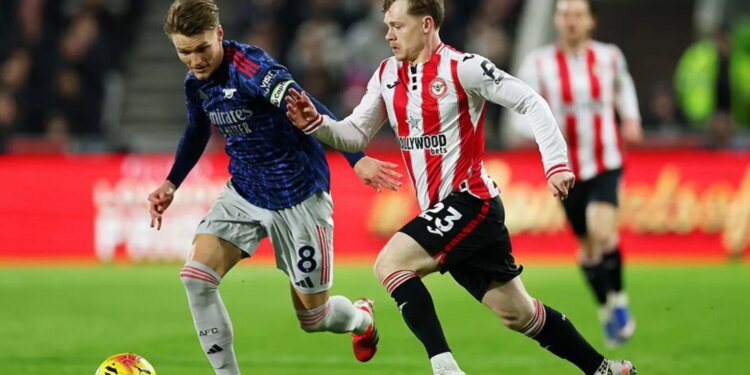 Brentford ndalon Arsenalin në Premier League, Topçinjtë tani me vetëm 4 pikë diferencë nga Manchester City.