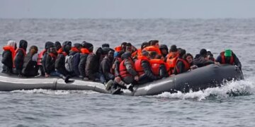 Britania kompenzon emigrantët e La Manshit me 6,600 paund për telefonat e tyre të sekuestruar.