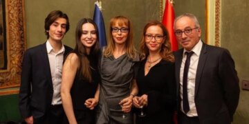 Ceremonia për 90-vjetorin e Ismail Kadaresë, vajza e tij thotë: Të ishe e bija e tij do të thoshte të rriteshe mes fjalish të papërfunduara.