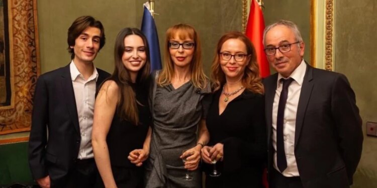 Ceremonia për 90-vjetorin e Ismail Kadaresë, vajza e tij thotë: Të ishe e bija e tij do të thoshte të rriteshe mes fjalish të papërfunduara.