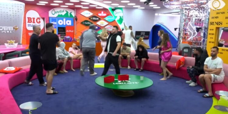 Çfarë i ndodhi Kristin? Banorët sugjerojnë se ka shkelur rregullat, ndoshta është ngjitur në mur.