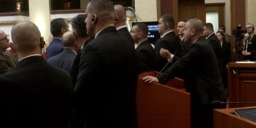 "Çfarë po bën që shtrihesh kështu?" Bido reagon ndaj akuzave të tij, ndërsa Berisha ndërhyn duke bllokuar foltoren.