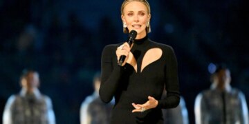 Charlize Theron paraqitet me elegancë në inaugurimin e Lojërave Olimpike Dimërore dhe përcjell një mesazh paqeje.