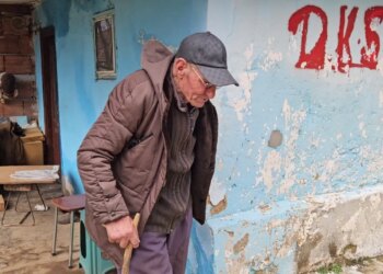 Çifti nga Pogradeci ndërron jetë, fëmijët mbeten në kampin e Sirisë; gjyshi 12 vite në pritje: "Mi sillni para se të vdes"