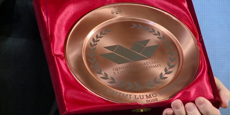 Çmimi “Lumo Skëndo” 2025: Edicioni i pestë fillon me garën për veprat më të vyera publicistike.