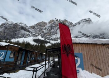 Cortina e mbulon kuqezi, pamje ekskluzive nga “Fshati Olimpik”, vendi i akomodimit për skiatorët gjatë Olimpiadës.