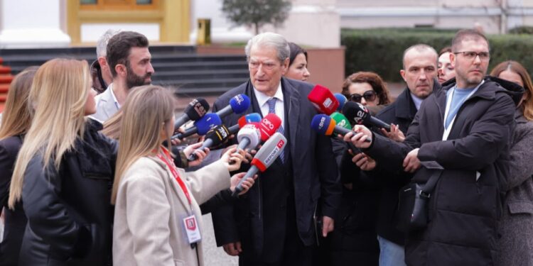 David McAllister u takua me grupin e Partisë Demokratike, por jo me kreun e opozitës, Berisha: Takimi me koordinatorin ishte informativ.