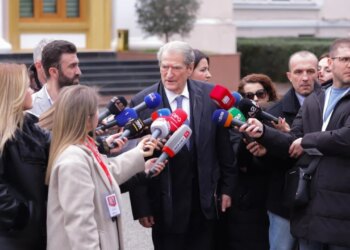 David McAllister vizitoi grupin e PD, por nuk u takua me liderin e opozitës, Berisha: Unë e prisja koordinatorin, biseda ishte informative.