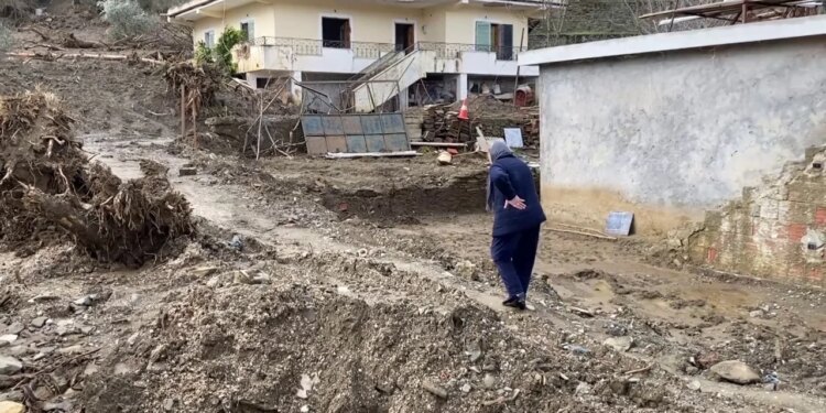 Dëmtimet nga reshjet në Përmet/ Shtëpitë në lagjen veriore të qytetit u preken, si dhe u raportua për shkëputjen e një masivi toke.