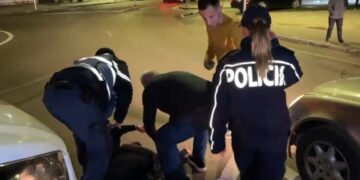 “Dëshiroj të udhëtoj në Tiranë, por nuk kam mundësi” / Bllokimi i trafikut, qytetarja humb ndjenjat pas orëve të zgjatura në rrugë.