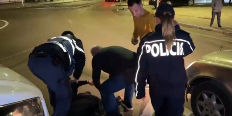 “Dëshiroj të udhëtoj në Tiranë, por nuk kam mundësi” / Bllokimi i trafikut, qytetarja humb ndjenjat pas orëve të zgjatura në rrugë.