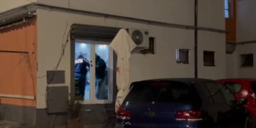 Detaje të reja mbi konfliktin me thikë në Korçë, i dyshuari për plagosje akuzohet për vjedhjen e shtëpisë së një 17-vjeçari.