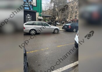 Detajet mbi vrasjen me thikë të një 31-vjeçari në Tiranë: Konflikti e nisi në një fast-food, policia kërkon dy të dyshuar.