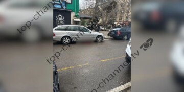 Detajet mbi vrasjen me thikë të një 31-vjeçari në Tiranë: Konflikti e nisi në një fast-food, policia kërkon dy të dyshuar.