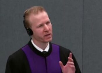 Diaspora organizon protestë para Gjykatës Speciale në Hagë, shqiptarët mbështesin Thaçin.