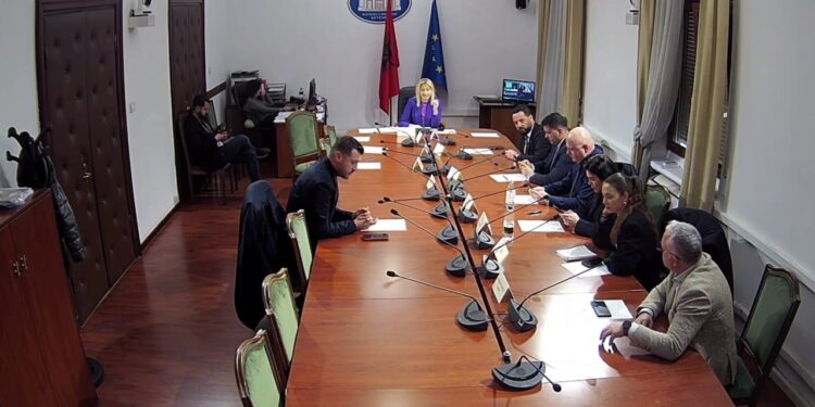 Diskutimi mbi fjalorin e Gjuhës Shqipe/ Konflikti në Komisionin e Kulturës, mazhoranca propozoi ofrimin e një mundësie të re për hartuesit.