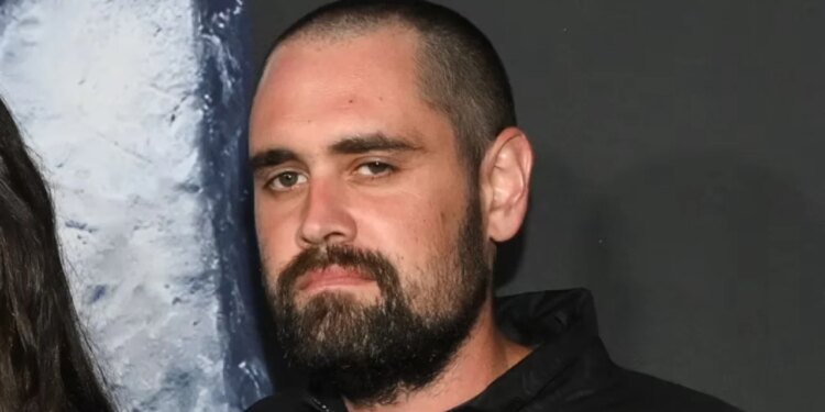 Djali i regjisorit të njohur të Holivudit, i akuzuar për vrasjen e prindërve, shpallet i pafajshëm dhe shmang dënimin me vdekje.