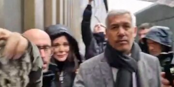 “Do t’i paguani ndëshkimin për këtë, vrasës” / Konflikt mes familjarëve të viktimave dhe pronarëve të barit ‘Le Constellation’ në Zvicër: “E kuptojmë zemërimin tuaj, por…”