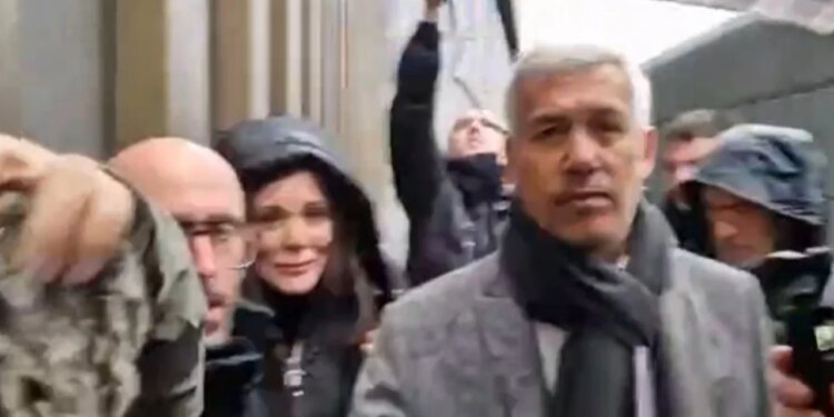 “Do t’i paguani ndëshkimin për këtë, vrasës” / Konflikt mes familjarëve të viktimave dhe pronarëve të barit ‘Le Constellation’ në Zvicër: “E kuptojmë zemërimin tuaj, por…”